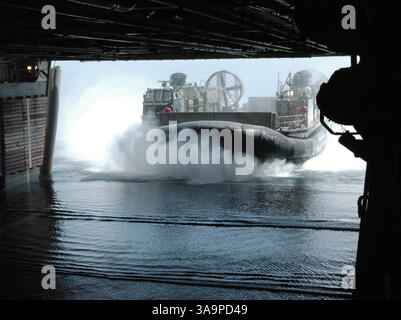 21 aprile 2006; GOLFO PERSICO; il velivolo Landing Craft Air-Cushion (LCAC-72) della US Navy (USN), assegnato all'Assault Craft Unit 5 (ACU-5) entra nel ponte pozzo della USN Tarawa Class Amphibious Assault Ship, USS PELELIU (LHA 5), durante le operazioni sul pozzo bagnato. Il PELELIU and Expeditionary Strike Group 3 (ESG-3) è attualmente in missione nel Golfo Persico, a sostegno della guerra globale al terrorismo e alle operazioni di sicurezza marittima (MSO). Credito obbligatorio: Foto di Joel S. mele USN/DOD/ZUMA Press. (©) Copyright 2006 di DOD Foto Stock