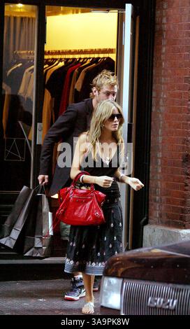 07 giugno 2004; New York, NY, Stati Uniti; ESCLUSIVA! Chiama per conoscere il prezzo! Pochi minuti dopo che l'attore JUDE LAW e la sua fidanzata SIENNA MILLER arrivarono a New York da Londra, andarono a fare shopping a SoHo. La coppia felice è stata vista camminare in giro tenendosi per mano e chiacchierando. Sono stati visti entrare in diverse boutique, tra cui "Un negozio" dove Jude ha comprato alcune giacche. Più tardi Jude e Sienna furono visti fare shopping al negozio di farmacia 'Duane Reid'. Foto Stock