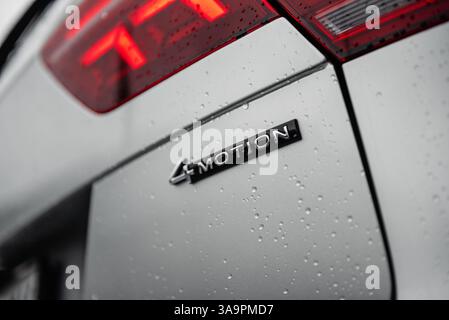 Badge a 4 movimenti all'esterno della Volkswagen Tiguan. Vista ravvicinata di un logo sulla carrozzeria dell'auto coperta da gocce di pioggia. Foto Stock