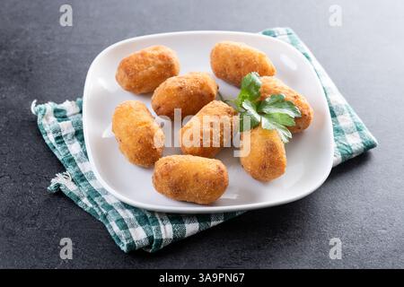 Crocchette di merluzzo fritte su un tavolo di legno crocchette di merluzzo fritte su un tavolo di legno Foto Stock
