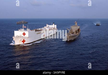 3 marzo 2005; Oceano Indiano, Sumatra, Indonesia; la nave ospedale USNS Mercy (T-AH 19) riceve carburante dalla nave da combattimento MSC San Jose (T-AFS 7) come lubrificatore di rifornimento in corso USNS Tippecanoe (T-AO 199), all'estrema sinistra, e la nave ad alta velocità Two (HSV-2) Swift, all'estrema destra, operano a fianco nell'Oceano Indiano. Mercy sta fungendo da piattaforma abilitante per assistere le operazioni umanitarie a terra in modi che le nazioni ospitanti e le organizzazioni internazionali di soccorso trovano utili. Mercy è attualmente al largo delle acque dell'Indonesia a sostegno dell'operazione Unified AS Foto Stock