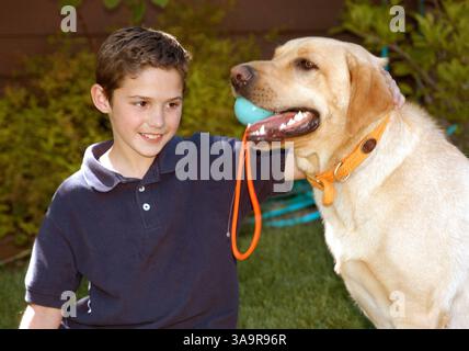15 maggio 2006; Glenwood Springs, CO, Stati Uniti; RYAN RAMBO, 9 anni, fu salvato dall'annegamento da Zion, un Labrador retriever di 2 anni. Ryan è sopravvissuto a quasi 20 minuti nell'acqua gelida dopo che il kayak gonfiabile da due uomini era in cui si trovava agganciato su un albero sommerso e si è ribaltato, gettandolo nel Roaring Fork River a Glenwood Springs, Colosso. Credito obbligatorio: Foto di Kelley Cox/Post Independent/ZUMA Press. (©) Copyright 2006 di Kelley Cox Foto Stock