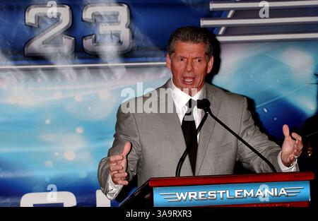 28 marzo 2007. New York. Vince McMahon, presidente della WWE, parla di una conferenza stampa che annuncia i dettagli di WrestleMania 23 alla Trump Tower. (Immagine di credito: © Sharkpixs/ZUMA Press) Foto Stock