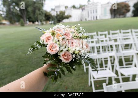 Una mano che tiene in mano un bouquet nuziale presso il castello di Martonvásár Foto Stock