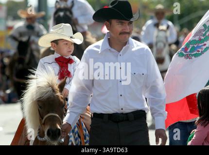 5 maggio 2007 - Oakland, CALIFORNIA, Stati Uniti - MARTIN FRANCO e suo figlio Diego, 4 anni, in sella a un pony di nome Rosi, prendono parte alla sfilata annuale di Cinco de Mayo e al festival lungo International Boulevard a Oakland. (Immagine di credito: © Ray Chavez/Oakland Tribune/ZUMA Press) RESTRIZIONI: USA Tabloid RIGHTS OUT! Foto Stock