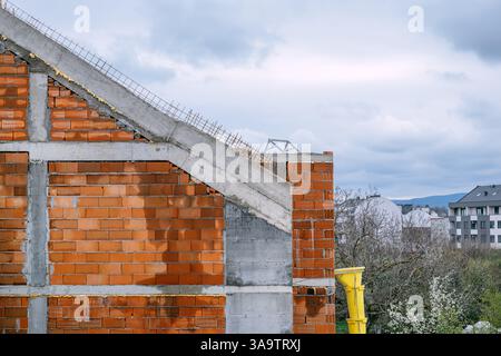 Cantiere di un edificio residenziale multifamiliare, attenzione selettiva Foto Stock