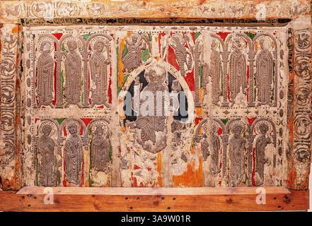 Facciata d'altare romanico da Esterri de Cardos, 1225, tempera, rilievi in stucco e resti di foglie metalliche su legno, Chiesa di Sant Pau, Pallars Sobira, MNAC, Barcellona, Catalogna, Spagna. Foto Stock