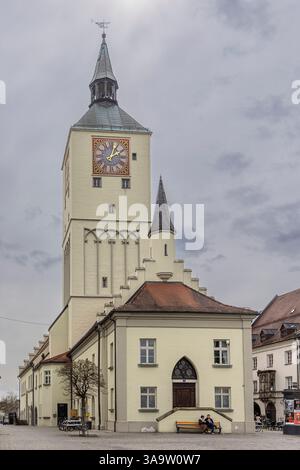 Il municipio di Deggendorf e i turisti in una domenica di primavera sopraffatta Foto Stock