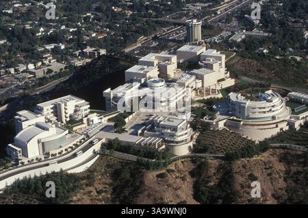 14 ottobre 1999; Los Angeles, CA, Stati Uniti; vista aerea del J. Paul Getty Center è un'istituzione internazionale culturale e filantropica dedicata alle arti visive e alle scienze umane che include un museo d'arte e programmi per l'istruzione, la borsa di studio e la conservazione. Foto Stock