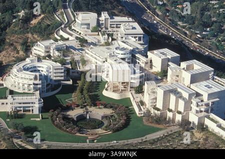 14 ottobre 1999; Los Angeles, CA, Stati Uniti; vista aerea del J. Paul Getty Center è un'istituzione internazionale culturale e filantropica dedicata alle arti visive e alle scienze umane che include un museo d'arte e programmi per l'istruzione, la borsa di studio e la conservazione. Foto Stock
