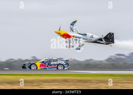 Avalon, Australia. 30 marzo 2025. Gara Aircraft vs Supercar all'Avalon International Airshow. Avalon International Airshow 2025, Final Day con l'Airforce Roulettes e l'USAF F-22 Raptor in mostra aerea. Credito: SOPA Images Limited/Alamy Live News Foto Stock
