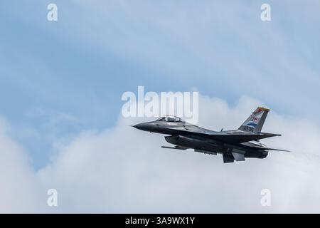 Avalon, Australia. 30 marzo 2025. F-16 dell'USAF visto nella mostra aerea all'Avalon International Airshow. Avalon International Airshow 2025, Final Day con l'Airforce Roulettes e l'USAF F-22 Raptor in mostra aerea. Credito: SOPA Images Limited/Alamy Live News Foto Stock