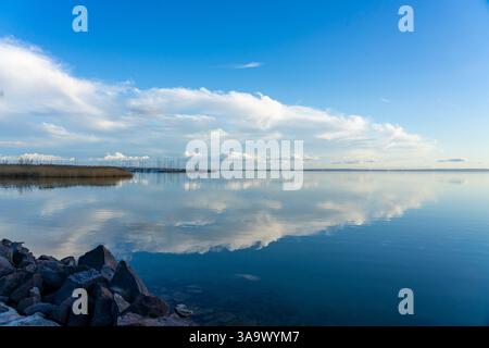 Splendida riflessione sul lago Balaton nell'Ungheria Balatonkenese con belle nuvole Foto Stock