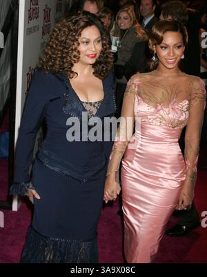 Feb 06, 2006; New York, NY, STATI UNITI D'AMERICA; Madre TINA KNOWLES e sua figlia la cantante e attrice Beyonce Knowles in prima mondiale di "La pantera rosa" tenutasi presso il Teatro Ziegfeld. Credito: Foto di Nancy Kaszerman/ZUMA premere. (©) Copyright 2006 by Nancy Kaszerman Foto Stock