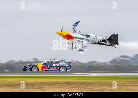 Avalon, Australia. 30 marzo 2025. Gara Aircraft vs Supercar all'Avalon International Airshow. Avalon International Airshow 2025, Final Day con l'Airforce Roulettes e l'USAF F-22 Raptor in mostra aerea. (Foto di Olivier Rachon/SOPA Images/Sipa USA) credito: SIPA USA/Alamy Live News Foto Stock