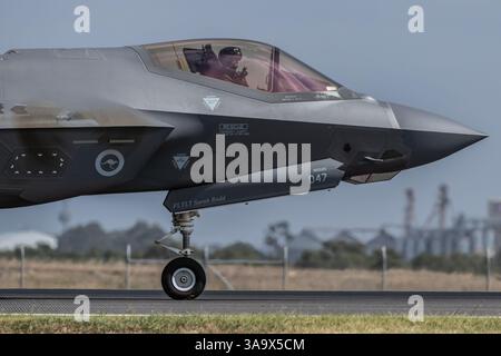 Avalon, Australia. 30 marzo 2025. Il pilota dell'F-35 della RAAF ha visto salutare la folla all'Avalon International Airshow. Avalon International Airshow 2025, Final Day con l'Airforce Roulettes e l'USAF F-22 Raptor in mostra aerea. (Foto di Olivier Rachon/SOPA Images/Sipa USA) credito: SIPA USA/Alamy Live News Foto Stock