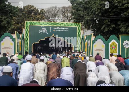 Dacca, Bangladesh. 31 marzo 2025. I musulmani offrono preghiere di Eid al-Fitr che segnano la fine del santo mese di digiuno del Ramadan a Eidgah Nazionale a Dacca. EID al-Fitr è una festa religiosa celebrata dai musulmani di tutto il mondo che segna la fine del Ramadan, mese sacro islamico di digiuno. Credito: SOPA Images Limited/Alamy Live News Foto Stock