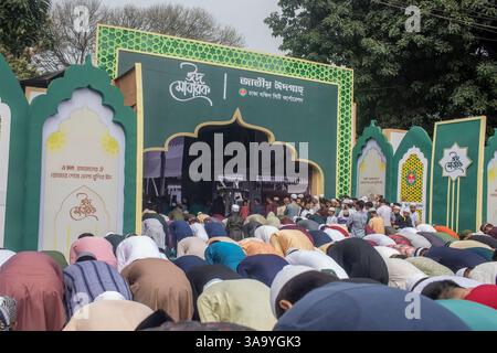 Dacca, Bangladesh. 31 marzo 2025. I musulmani offrono preghiere di Eid al-Fitr che segnano la fine del santo mese di digiuno del Ramadan a Eidgah Nazionale a Dacca. EID al-Fitr è una festa religiosa celebrata dai musulmani di tutto il mondo che segna la fine del Ramadan, mese sacro islamico di digiuno. Credito: SOPA Images Limited/Alamy Live News Foto Stock