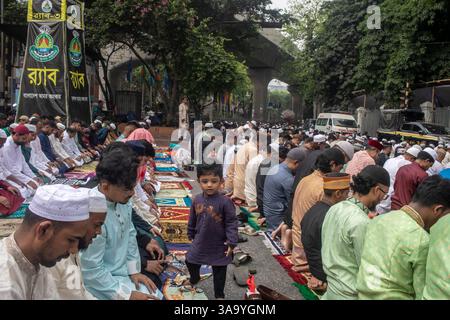 Dacca, Bangladesh. 31 marzo 2025. I musulmani offrono preghiere di Eid al-Fitr che segnano la fine del santo mese di digiuno del Ramadan a Eidgah Nazionale a Dacca. EID al-Fitr è una festa religiosa celebrata dai musulmani di tutto il mondo che segna la fine del Ramadan, mese sacro islamico di digiuno. Credito: SOPA Images Limited/Alamy Live News Foto Stock