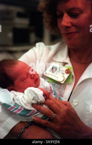 L'infermiera registrata Susan Ozanne-Warm tiene in braccio il bambino Abigail, che è stato trovato abbandonato dietro un centro commerciale martedì da due giovani. Abigal ha solo 20 ore ed è un "neonato normale" del peso di 7 libbre 6 once e ha una lunghezza di 18,5 cm. Ozanne-warm ha detto che un agente di polizia di nome Abigail. The Sacrament Bee/ Sarah Orr /ZUMA Press Foto Stock