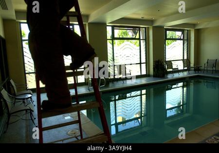 L'elettricista David Palacky installa una plafoniera nella piscina interna delle nuove suite Embassy di Sacramento lunedì. L'hotel apre mercoledì. The Sacramento Bee/ Anne Chadwick Williams/ 17 giugno 2002/ZUMA Press Foto Stock
