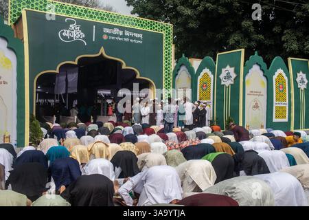 Dacca, Bangladesh. 31 marzo 2025. I musulmani offrono preghiere di Eid al-Fitr che segnano la fine del santo mese di digiuno del Ramadan a Eidgah Nazionale a Dacca. EID al-Fitr è una festa religiosa celebrata dai musulmani di tutto il mondo che segna la fine del Ramadan, mese sacro islamico di digiuno. (Foto di Sazzad Hossain/SOPA Images/Sipa USA) credito: SIPA USA/Alamy Live News Foto Stock
