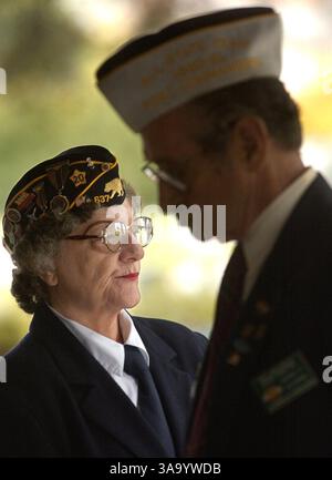 Carol Watson (cq), che ha prestato servizio nell'esercito tra Corea e Vietnam, e William Snead (cq), che ha prestato servizio in Vietnam nel 1966-1967, ascoltano la canzone "Amazing Grace" suonata sulle cornamuse durante la cerimonia del Veteran's Day al Sylvan Cemetery di Citrus Heights Thursday. The Sacramento Bee / Anne Chadwick Williams / 11 novembre 2004/ZUMA Press Foto Stock