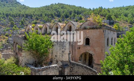 Chiesa abbandonata nella città o villaggio abbandonato Kayakoy, quartiere del comune e distretto di Fethiye, provincia di Mugla, Turchia. Foto Stock