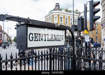 Cartello illuminato 'Gentlemen' sopra la comodità pubblica dei signori, o toilette, ora in disuso, a Camden Town, Londra, REGNO UNITO Foto Stock