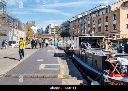 Le persone godono del caldo clima primaverile al City Road Lock (No. 5) sul Regent's Canal, Islington, Londra, Regno Unito Foto Stock