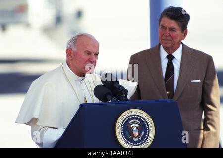 10 settembre 1987; Miami, Florida, Stati Uniti; il presidente RONALD REAGAN ascolta PAPA GIOVANNI PAOLO II parlare all'aeroporto di Miami nel 1987. Foto Stock