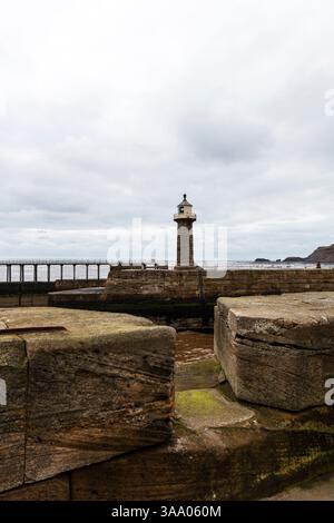 Whitby, Yorkshire, Regno Unito, Inghilterra, molo Whitby, porto, porto, mare, costa, città costiera, città, North Yorkshire, costa, faro, Foto Stock