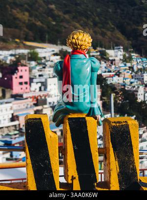 Vista della statua del piccolo Principe e della scultura della Fox nel deserto nel villaggio culturale Gamcheon, Busan, Corea del Sud, Gamcheon-dong, distretto di Saha, strade an Foto Stock