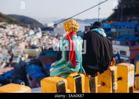 Vista della statua del piccolo Principe e della scultura della Fox nel deserto nel villaggio culturale Gamcheon, Busan, Corea del Sud, Gamcheon-dong, distretto di Saha, strade an Foto Stock