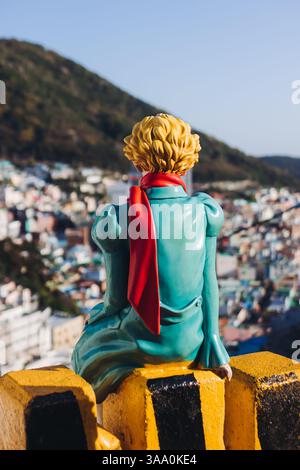 Vista della statua del piccolo Principe e della scultura della Fox nel deserto nel villaggio culturale Gamcheon, Busan, Corea del Sud, Gamcheon-dong, distretto di Saha, strade an Foto Stock