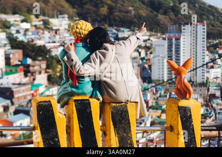 Vista della statua del piccolo Principe e della scultura della Fox nel deserto nel villaggio culturale Gamcheon, Busan, Corea del Sud, Gamcheon-dong, distretto di Saha, strade an Foto Stock