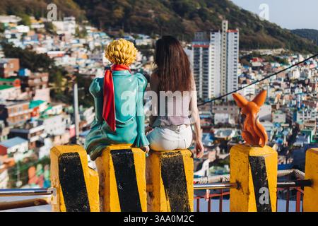 Vista della statua del piccolo Principe e della scultura della Fox nel deserto nel villaggio culturale Gamcheon, Busan, Corea del Sud, Gamcheon-dong, distretto di Saha, strade an Foto Stock