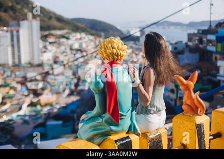 Vista della statua del piccolo Principe e della scultura della Fox nel deserto nel villaggio culturale Gamcheon, Busan, Corea del Sud, Gamcheon-dong, distretto di Saha, strade an Foto Stock