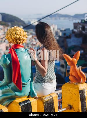 Vista della statua del piccolo Principe e della scultura della Fox nel deserto nel villaggio culturale Gamcheon, Busan, Corea del Sud, Gamcheon-dong, distretto di Saha, strade an Foto Stock