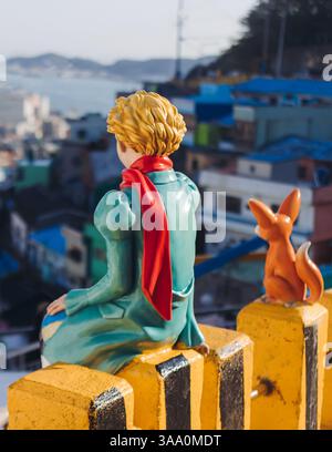 Vista della statua del piccolo Principe e della scultura della Fox nel deserto nel villaggio culturale Gamcheon, Busan, Corea del Sud, Gamcheon-dong, distretto di Saha, strade an Foto Stock