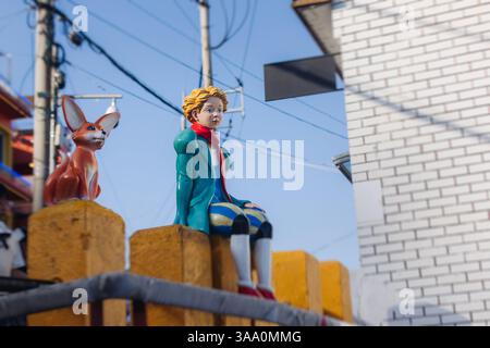 Vista della statua del piccolo Principe e della scultura della Fox nel deserto nel villaggio culturale Gamcheon, Busan, Corea del Sud, Gamcheon-dong, distretto di Saha, strade an Foto Stock