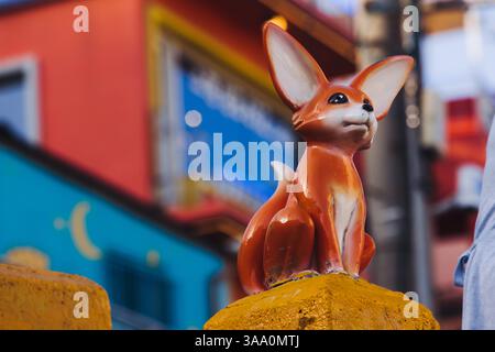 Vista della statua del piccolo Principe e della scultura della Fox nel deserto nel villaggio culturale Gamcheon, Busan, Corea del Sud, Gamcheon-dong, distretto di Saha, strade an Foto Stock