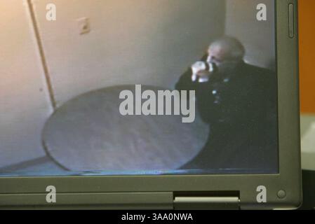 1° maggio 2006, Toledo, OHIO, USA; il reverendo GERALD ROBINSON viene ascoltato nel video che dice "oh mio Gesù" durante un'intervista alla polizia di Toledo nel 4/2004 mostrata in tribunale come parte del suo processo per omicidio lunedì a Toledo, Ohio. Robinson, un prete cattolico romano, è accusato di aver ucciso una suora in una cappella dell'ospedale durante il fine settimana di Pasqua 26 anni fa. Credito obbligatorio: Foto di Allan Detrich/The Blade/ZUMA Press. (©) Copyright 2006 di The Blade Foto Stock