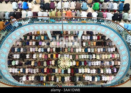 Dacca, Bangladesh. 31 marzo 2025. I musulmani si riuniscono per eseguire le preghiere di Eid al-Fitr alla Moschea Baitul Mukarram a Dacca, Bangladesh. (Immagine di credito: © Syed Mahabubul Kader/ZUMA Press Wire) SOLO PER USO EDITORIALE! Non per USO commerciale! Foto Stock