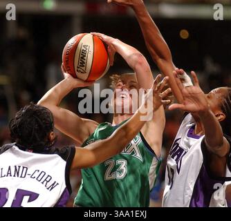 Georgia Schweitzer, guardia dei Minnesota Lynx, è stata ingaggiata da Sacramento Monarchs Kendra Holland-Corn (a sinistra) e Yolanda Griffith (rt) nella prima metà della gara di apertura della stagione WNBA 2002 dei Monarchs, sabato sera all'Arco Arena. Sacramento Bee Fotografia di Jose Luis Villegas 1 giugno 2002/ZUMA Press Foto Stock