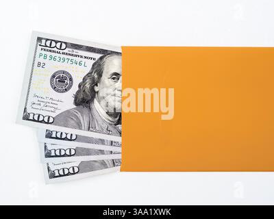 Banconota da cento dollari con l'immagine ritratto di Benjamin Franklin, in busta oro o gialla, isolata su sfondo bianco orizzontale. 1 Foto Stock