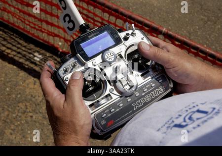 Il controllore principale di un aereo RC durante una lezione di volo, sabato. 19 luglio 2003. Il Mather Aerospace Modelers Club ha tenuto un Open Field Day, sabato 19 luglio 2003, per presentare al pubblico aerei radiocomandati. Il pubblico ha attraversato tre fasi di apprendimento durante l'evento, la scuola di terra per imparare come vola un aereo, un computer e il volo effettivo di un aereo sotto la guida di un istruttore utilizzando due controller. Il Club conta circa 203 membri e vola su un piccolo campo a Eagles Nest Road e Keifer Blvd. Sacramento Bee/Brian Baer/ZUMA Press Foto Stock