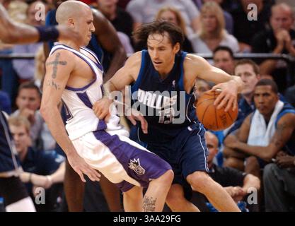 La guardia di Dallas Steve Nash entra in Mike Bibby nel secondo quarto di partita tre dei playoff della NBA Western Conference 2003 tra i Dallas Mavericks e i Sacramento Kings all'Arco Arena di Sacramento, California. Sabato 10 maggio 2003. (Sacramento Bee Fotografia di Hector Amezcua)/ZUMA Press Foto Stock
