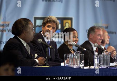 Il candidato presidenziale democratico Rev. Al Sharpton (L) fa ridere la folla al forum degli elettori della Lega della conservazione tenutosi all'UCLA giovedì 26 giugno 2003. Con lui vengono da sinistra, il senatore John Kerry, D-Mass, l'ex senatore Carol Mosely Braun, D-Ill, l'ex governatore del Vermont Howard Dean e il senatore Joseph Lieberman, D- Conn Sacramento Bee/John Decker/ZUMA Press Foto Stock