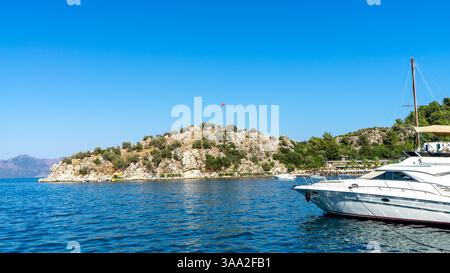 Vista di yacht, porticciolo e passeggiata nel villaggio di Turunc, Turchia. Città turistica sul Mar Mediterraneo. Foto Stock